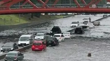 Las fuertes tormentas afectaron el tránsito en la Autopista Buenos Aires–La Plata y rutas del Conurbano