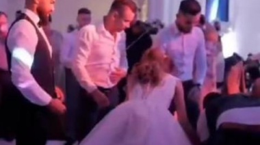 En pleno casamiento sus amigos lo lanzaron al aire, cayó al piso y ahora no puede caminar