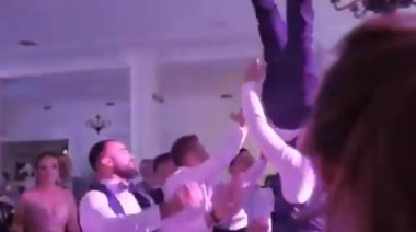En pleno casamiento sus amigos lo lanzaron al aire, cayó al piso y ahora no puede caminar