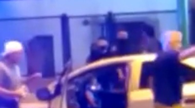 No quiso colocarse el barbijo y lo  noquearon de una trompada