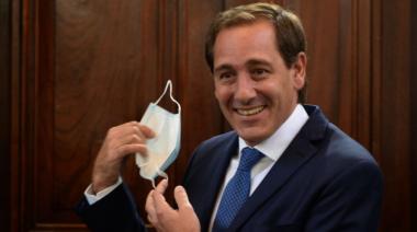 Garro anunció que el barbijo pasa a ser optativo en espacios públicos, dependencias y hasta en el transporte
