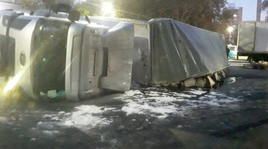 Un camión lleno de aceite y harina volcó en plena Plaza Italia