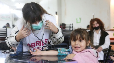 Realizan chequeos médicos gratuitos a jóvenes deportistas en Hernández
