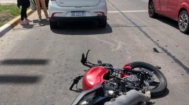 Moto robada chocó contra un auto en 13 y 526 y se dio a la fuga