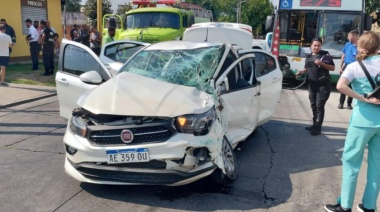 Mujer quedó atrapada tras un fuerte choque con un colectivo