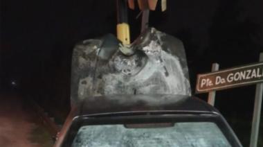 Un conductor fue rescatado tras impactar contra semáforo en Berisso
