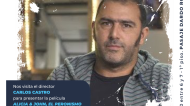 Visita la sala del Pasaje Dardo Rocha el director Carlos Castro junto al cambio de cartelera