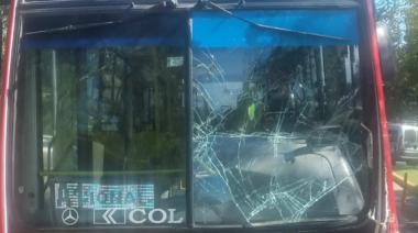 Beba de 6 meses herida tras colisión entre auto y micro