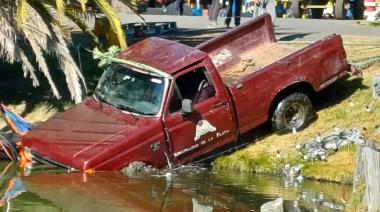 Vehículo municipal termina en el lago de la República de los Niños