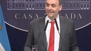 La "Brujita" Verón y el "Negro" Enrique, con los tapones de punta contra Adorni por ningunear a Maradona