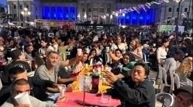 Un abrazo colectivo en la cena solidaria de Nochebuena en el Congreso