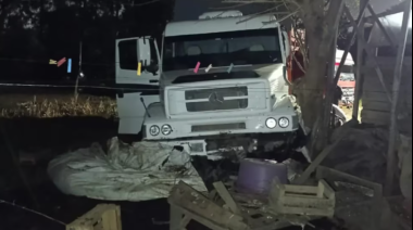 Un camión embistió una vivienda en La Plata y dos familias se salvaron de milagro