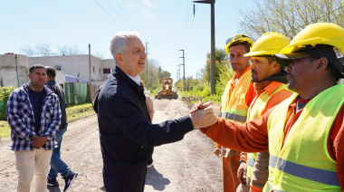 Alak inició obras viales en Melchor Romero y entregó mobiliario a escuelas de la región