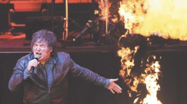 Milei montó un show de rockstar para presentar su libro y remontar la campaña