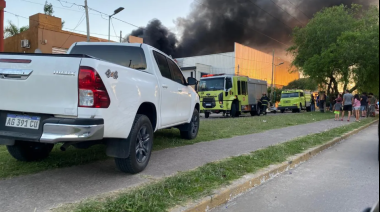 Un incendio en una fábrica de plásticos generó una densa columna de humo en La Plata