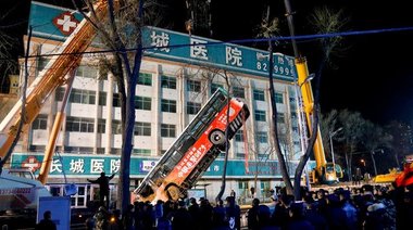 Tragedia en China: 6 muertos y 4 desaparecidos luego de que un agujero en una carretera se “tragara” un colectivo