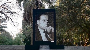 Inauguraron de manera virtual un monumento a Favaloro en el Paseo del Bosque que lleva su nombre desde 2018