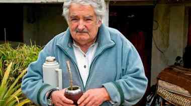 Pepe Mujica renunció a su banca en el Senado y se retiró de la política