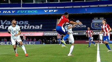 A lo Neymar: Exequiel Palacios sufrió una grave lesión en la columna tras un violento rodillazo