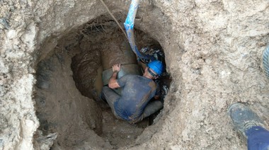 Tareas de reparación sobre la red de agua en La Plata
