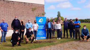 Plantación de árboles en la UTN por el 45° Aniversario del golpe militar