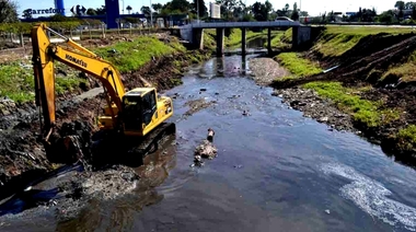 Salvaje ataque en Tolosa: le robaron y lo tiraron al arroyo desde un puente