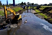 Salvaje ataque en Tolosa: le robaron y lo tiraron al arroyo desde un puente