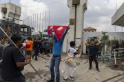 Renuncia el premier de Nepal en medio de un levantamiento social que lleva al menos 19 muertos