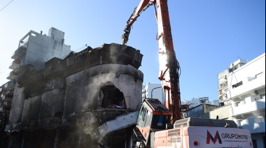Iniciaron la demolición del depósito incendiado en pleno centro