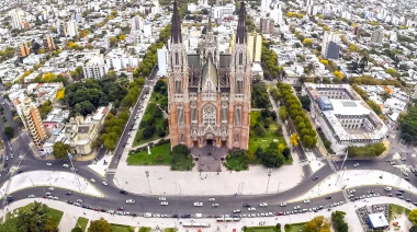 Plaza Moreno se convierte en escenario de folclore y festejos para la infancia