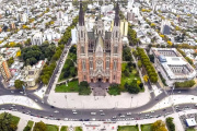 Plaza Moreno se convierte en escenario de folclore y festejos para la infancia