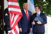 Legisladores de EE UU presentan proyectos para evitar que Trump destine US$ 20.000 millones en rescatar a Milei