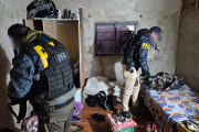 La Plata: allanan dos domicilios por un reporte del FBI de un adolescente en contacto con el ISIS
