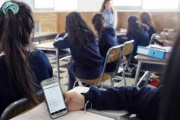 Buenos Aires prohíbe el uso de celulares en escuelas primarias