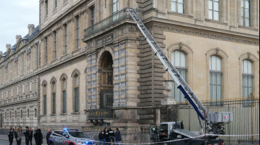 Detuvieron a dos sospechosos por el robo de joyas en el Museo del Louvre