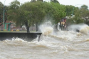 Viento fuerte y crecida del río ponen en alerta a La Plata y la zona costera
