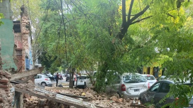 Derrumbe de pared de casa abandonada en La Plata causa daños a vehículos estacionados