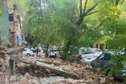 Derrumbe de pared de casa abandonada en La Plata causa daños a vehículos estacionados