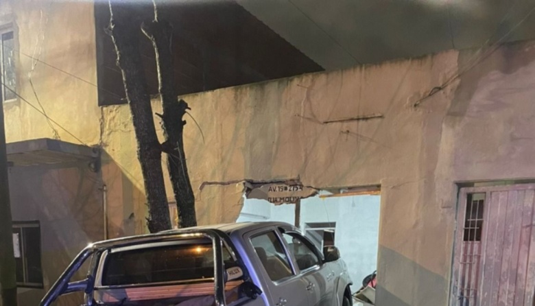 Conductor borracho destroza una casa en Altos de San Lorenzo y escapa