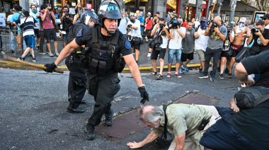 Brutal represión a jubilados y manifestantes frente al Congreso