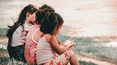 Cómo funciona el programa que busca hogares para niños en situación de vulnerabilidad