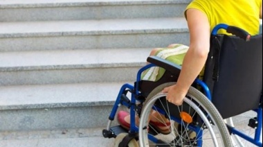 Una mujer con discapacidad vino a La Plata y no fue recibida por ningún refugio local por falta de acceso a su silla de ruedas
