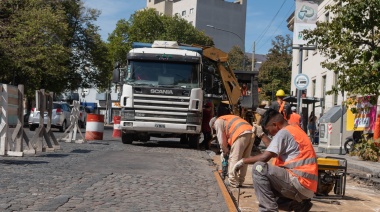 Con críticas de vecinos, Garro avanza sobre el adoquinado