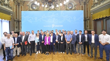 Kicillof recibió a intendentes radicales en gobernación