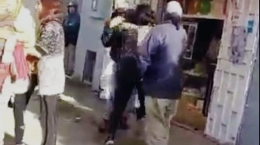 Una discusión en el “chat de mamis” terminó con piñas frente a un colegio