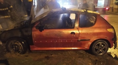 Dramático incidente en Berisso: auto se incendia en la puerta de una casa, bomberos evitan tragedia