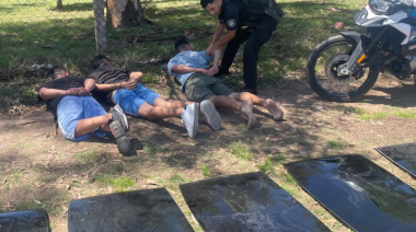 Capturan a tres jóvenes que robaban techos solares de autos