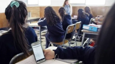 Buenos Aires prohíbe el uso de celulares en escuelas primarias