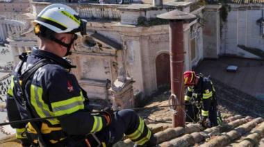 El Vaticano ya instaló la chimenea en la Capilla Sixtina: últimos preparativos para el Cónclave
