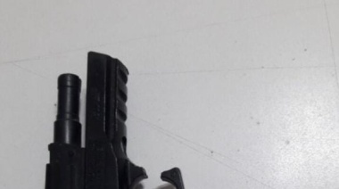 Una menor sacó un arma de la mochila en el patio de su escuela